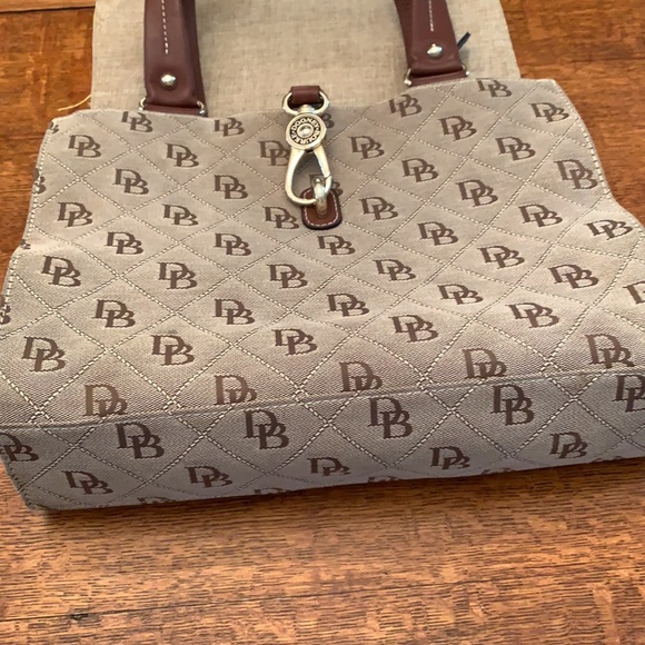Beautiful Dooney and Bourke Satchel Bag - Picture 4 of 12